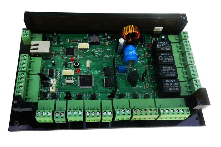 Interface que gerencia até 4 portas ou uma catraca sem placas adicionais. Comunicação Ethernet, operação online e offline e capacidade para 300.000 cartões e 1.000.000 de eventos.
