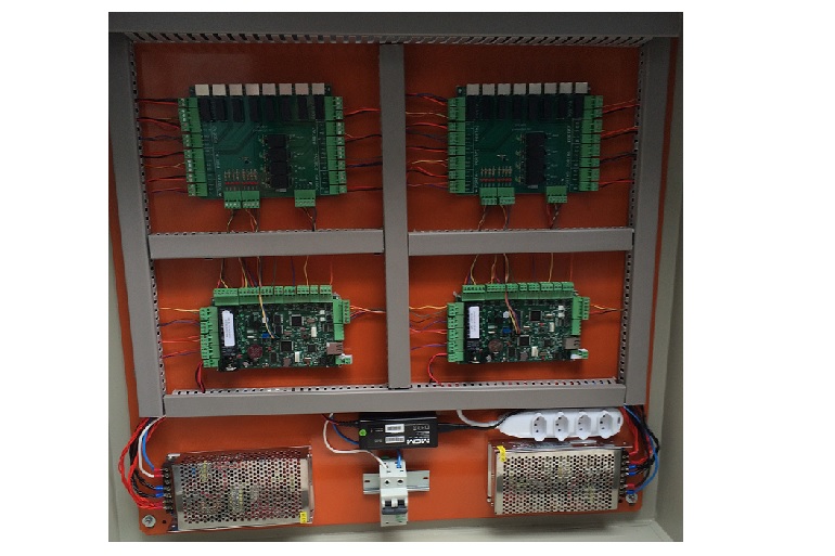 Software e hardware para intertravar de 2 a 64 portas com regras condicionais, registro em banco de dados e expansão modular a cada 8 portas.